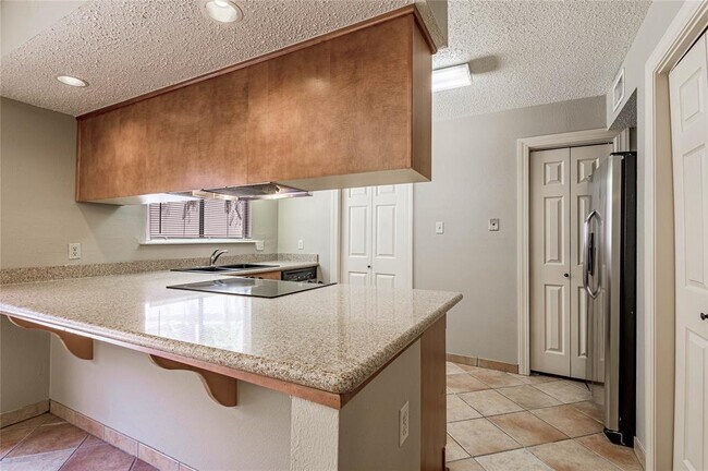 Building Photo - 508 Hickory Dr