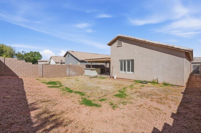 Building Photo - Three bedrooms PLUS Den! Ready to Move In