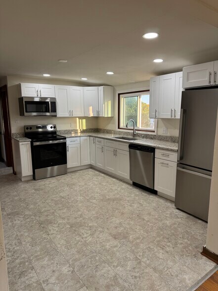 Primary Photo - 1944 S 92nd St