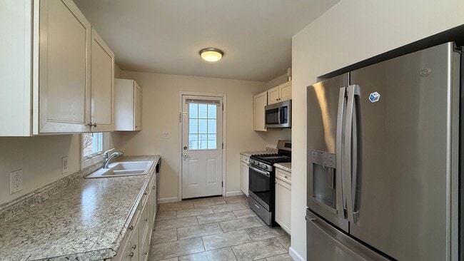 Building Photo - Quiet location, Dale City House