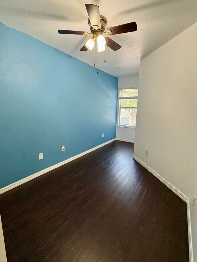 Building Photo - Cozy 3/2.5 Townhome in Convenient Location