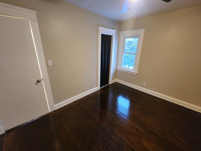 Building Photo - Charming 3-Bedroom Property in Prime Location