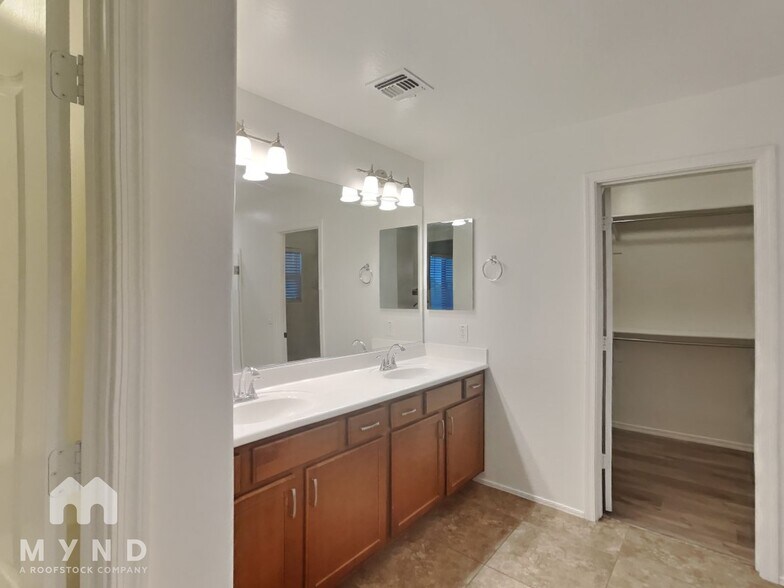 Building Photo - 20974 E Pecan Ln