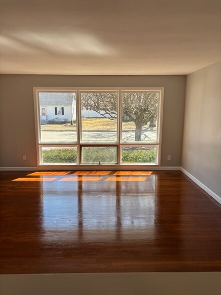 Building Photo - 11 Brierway Dr