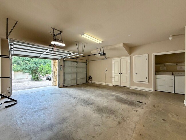 Building Photo - 1402 Parker Ln