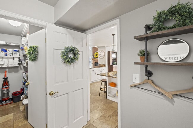 Building Photo - Spacious 6-Bedroom Broadmoor Rental with M...