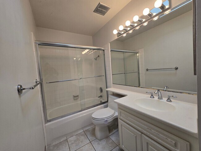 Building Photo - Updated Single level condo in Villa Victoria Available for rent