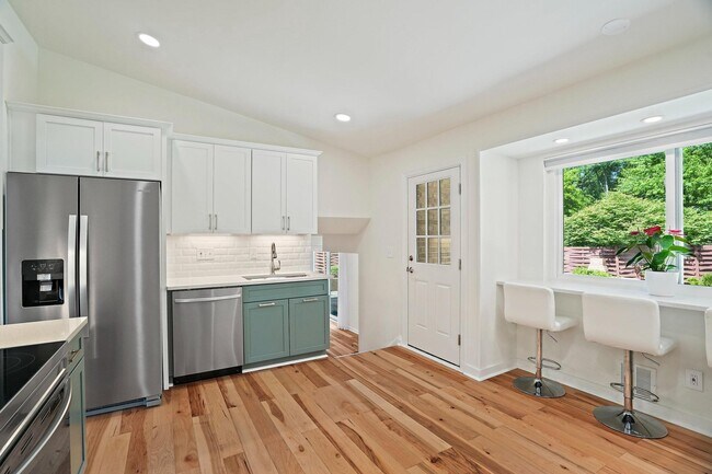 Building Photo - 6607 Lone Oak Dr