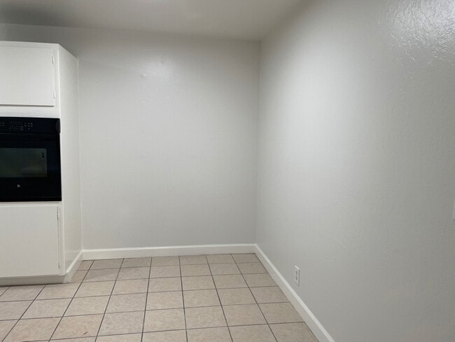 Building Photo - 3553 Brookdale Dr