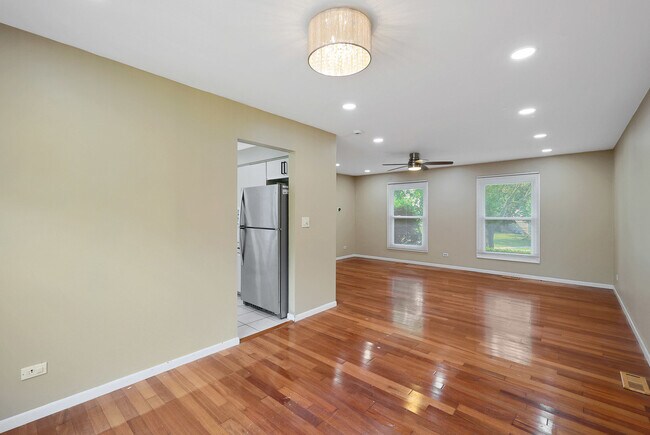 Building Photo - 1356 Larchmont Dr