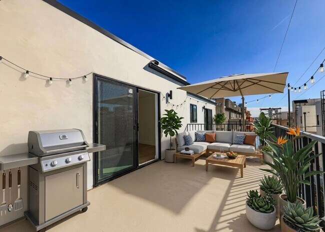 Building Photo - 1237 N Orange Dr