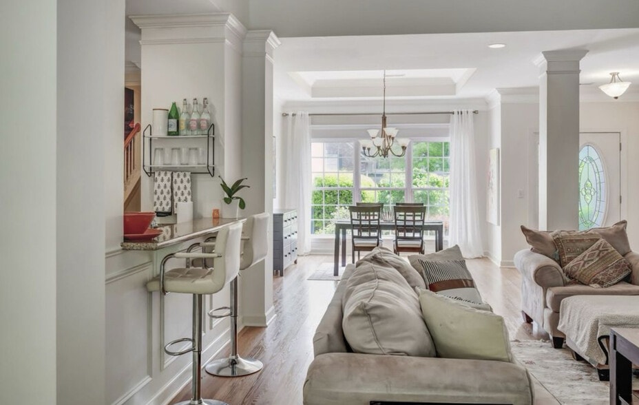 Building Photo - 6925 Sunnywood Dr