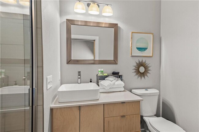 Building Photo - 352 W 5th St