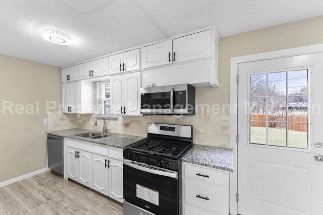 Building Photo - 2801 Plaza St