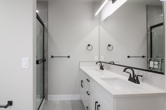 Building Photo - 3 Bedroom, 2 Bath Pasco Townhouse