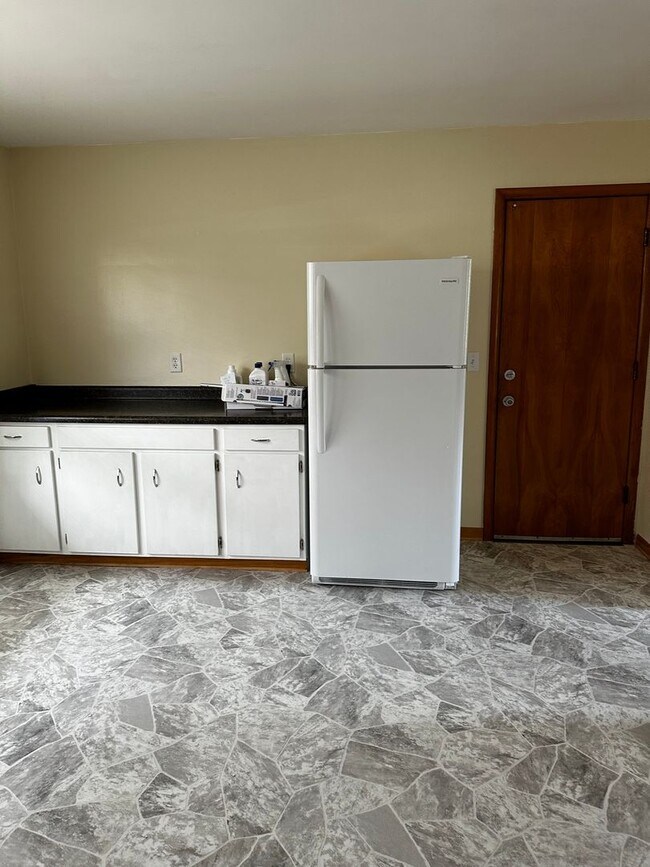 Building Photo - East Side 3 Bedroom Home!