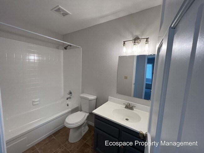 Building Photo - Four Bedroom House in the Smoky Hill neigh...