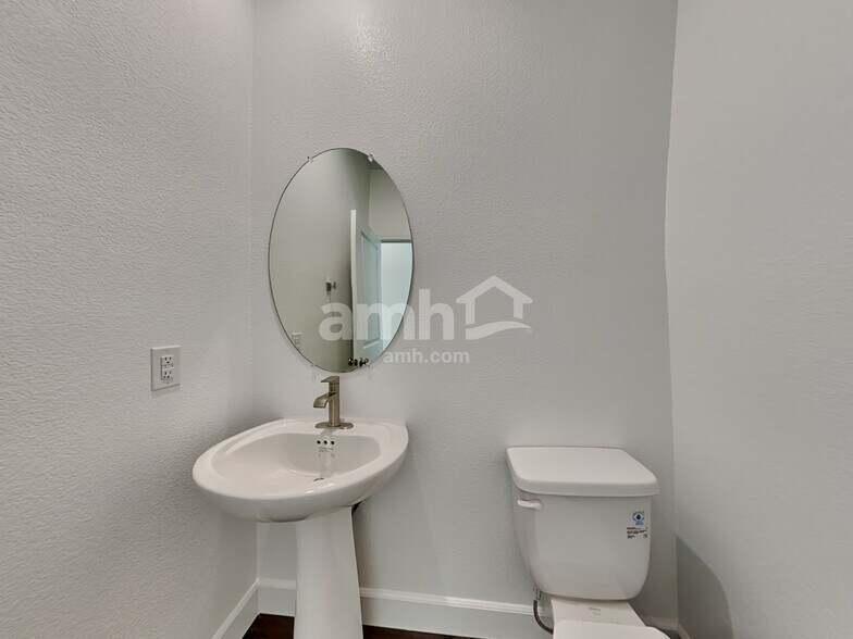Building Photo - 10413 Medusita St