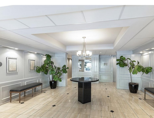Building Photo - 906 N Doheny Dr