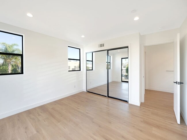 Building Photo - Massive 4 & 5 Bed Luxury Townhomes