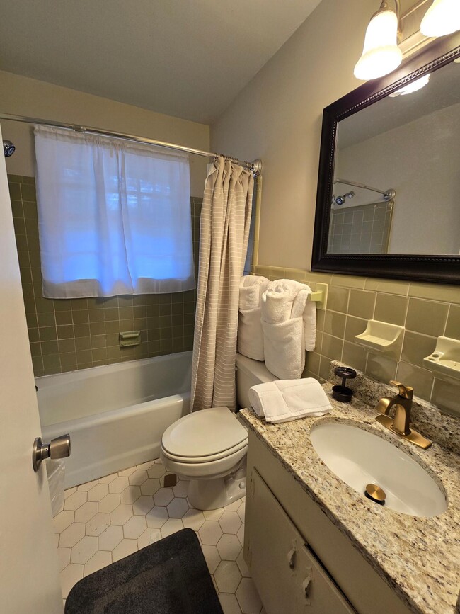 Building Photo - 1565 Jefferson Rd