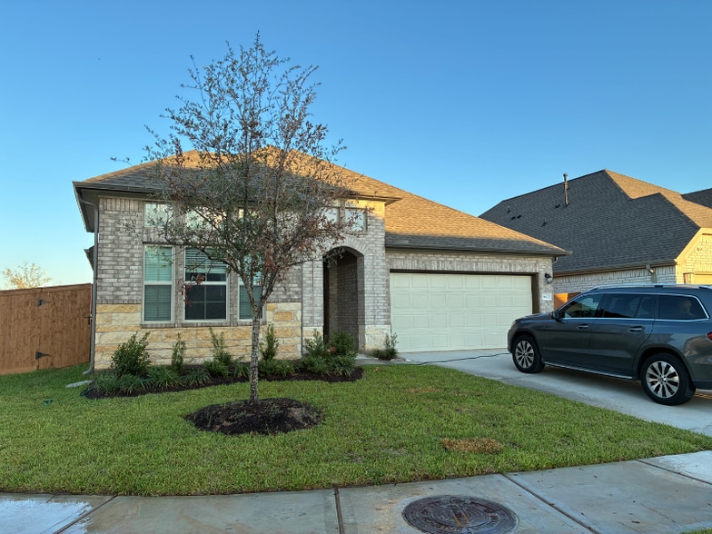 Primary Photo - 5822 Roebuck Bay Dr