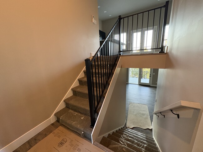 Building Photo - 1690 SE Crescent Dr