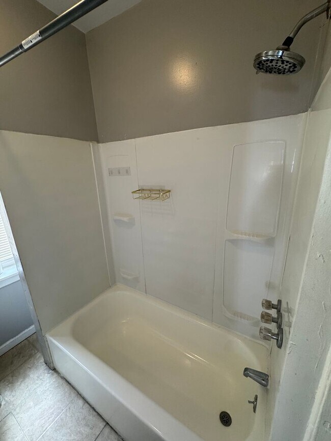 Building Photo - 2 bedroom 1 bath w/ an additional room