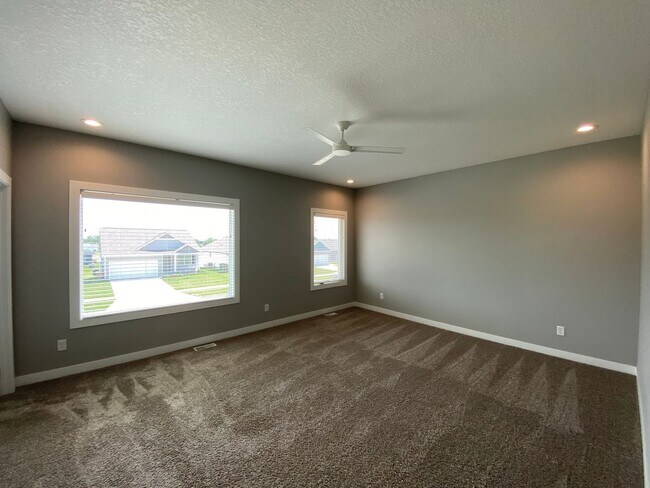 Building Photo - Beautiful single family home With 6 Car At...