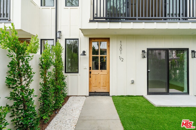 Building Photo - 1201 N McCadden Pl