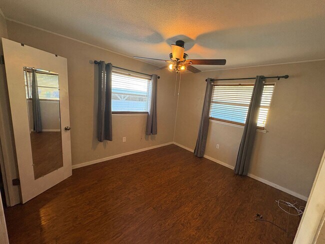 Building Photo - Tavares 2 Bed 1 Bath w/ Den!