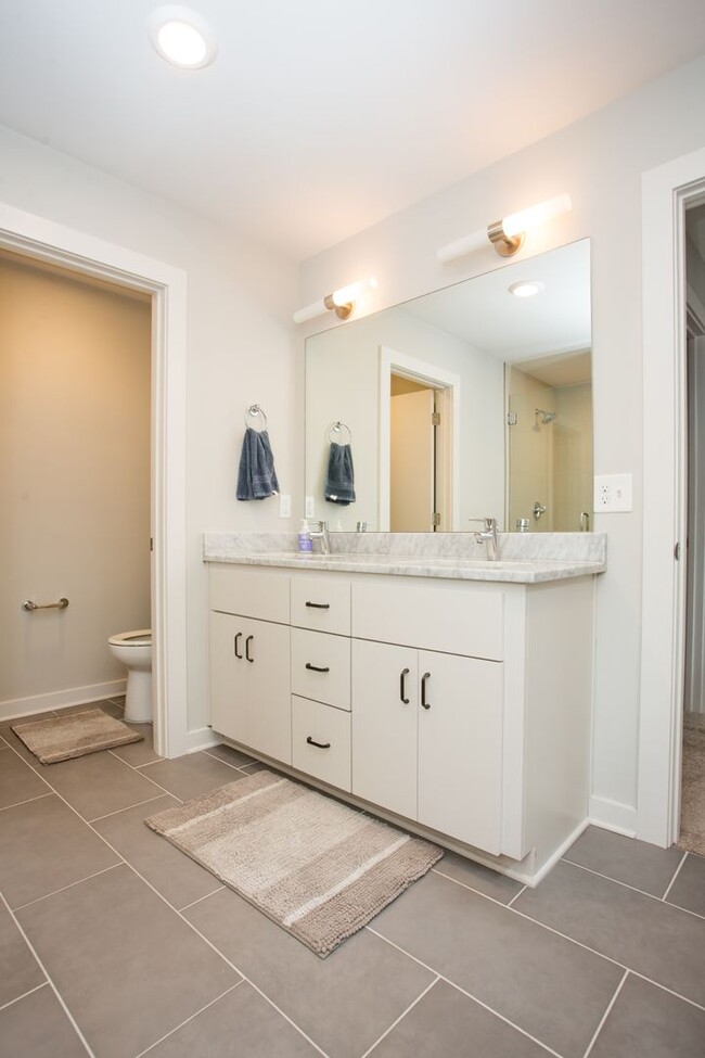 Building Photo - Beautifully Partially Furnished or Unfurni...