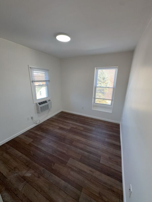 Building Photo - 730 N Main St