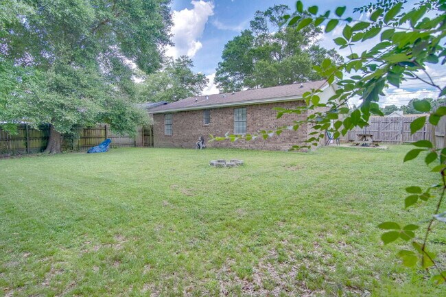 Building Photo - Private Cul-de-Sac Living — 3BR Home Featuring Open Layout, Wooded Backyard Views & Stylish Updat...
