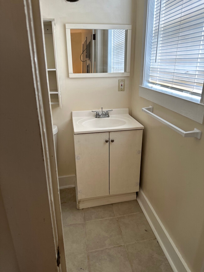 Building Photo - 1315 China St