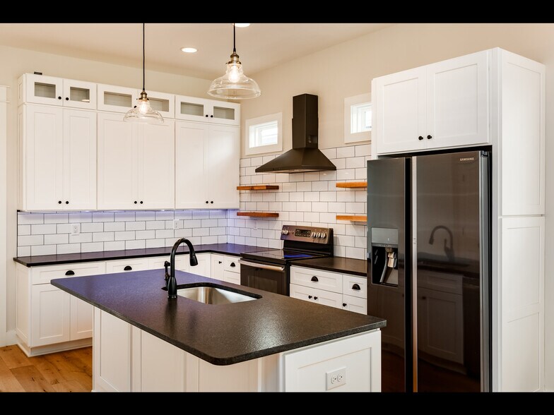 Building Photo - 1447 14th Ave S