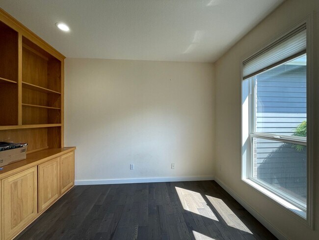 Building Photo - Custom Traditional Home in Montreux Neighborhood 3Bd/2Ba Home with 3 Car Garage!! Close to Cedar ...
