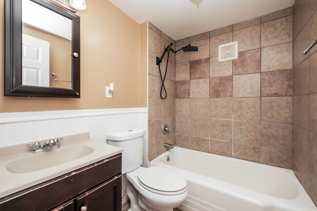 Building Photo - 618-618-618-612 Lucas Dr