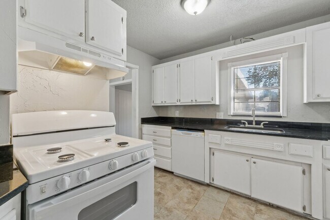 Building Photo - 224 E Myrtle Ln