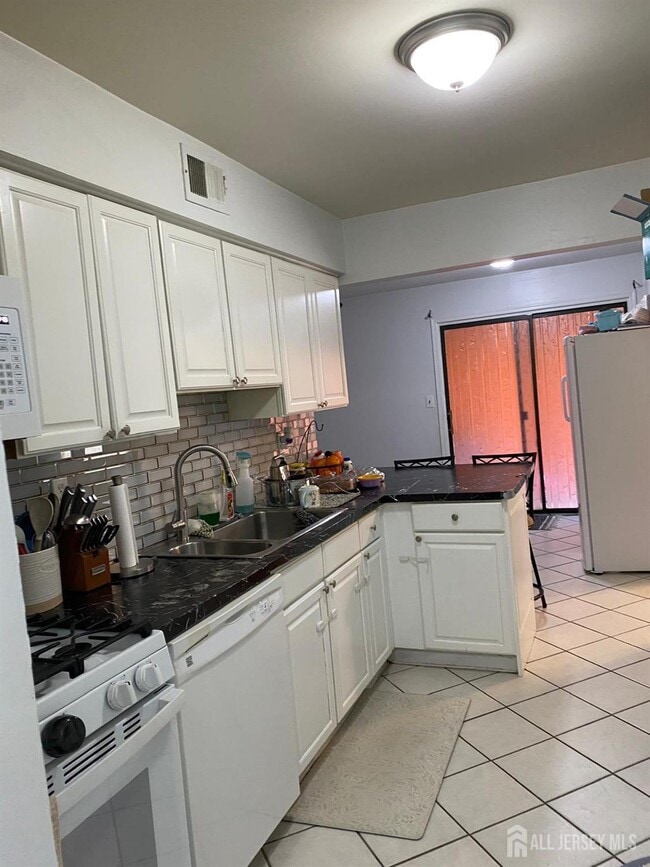 Building Photo - 100 Riverbend Dr