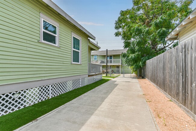 Building Photo - 5008 Avenue O 1/2