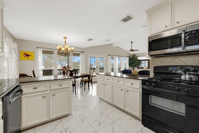 Building Photo - 1414 Bayshore Dr