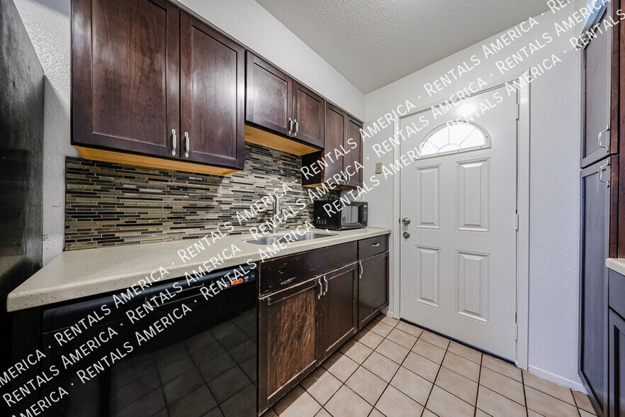 Building Photo - 2156 E Yale Dr