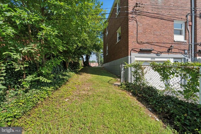 Building Photo - 2111 Delmar Dr