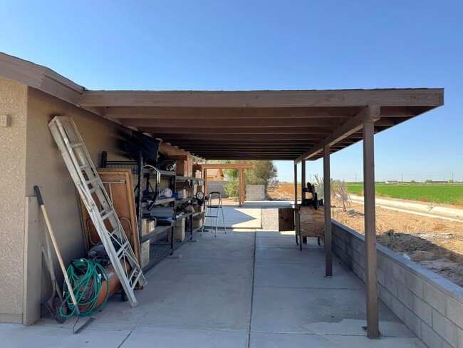 Building Photo - 3 BEDROOM HOME IN TIERRA MESA!