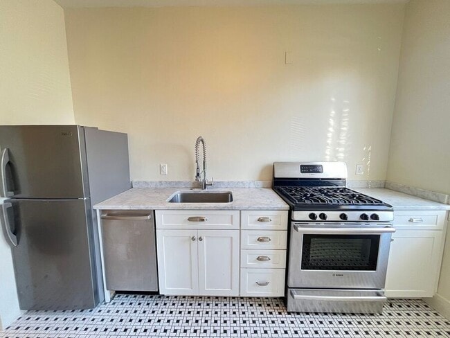 Building Photo - 465 Bellevue Ave