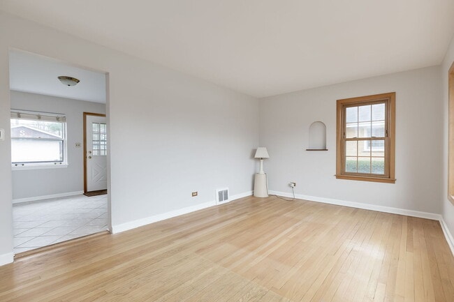 Building Photo - 595 S Cedar Ave