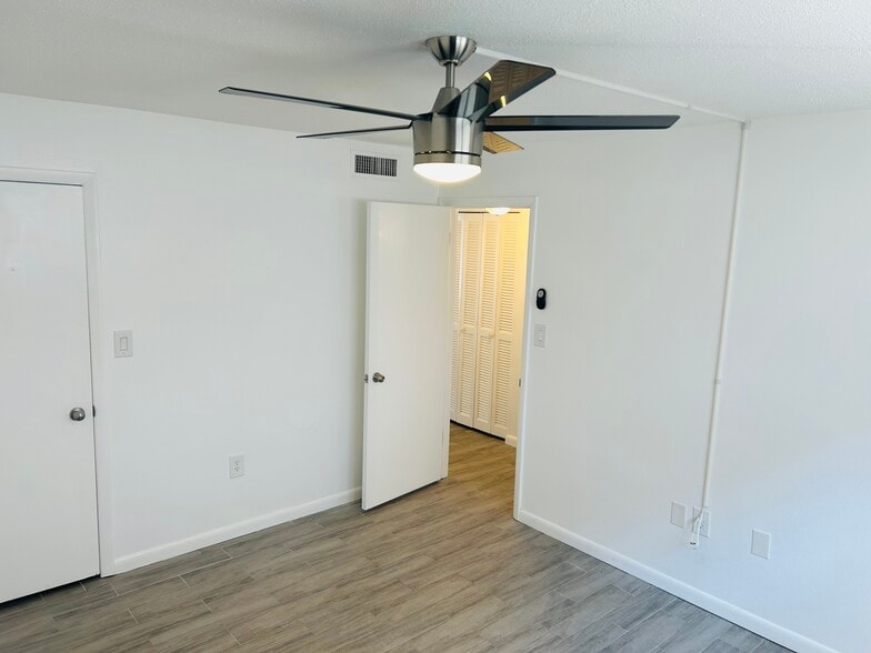 Building Photo - 4035 S School Ave