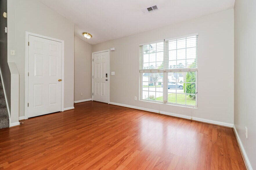 Building Photo - 2124 Oakland Spring Dr