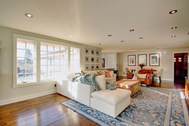 Building Photo - 3 Bedroom, 2.5 Home. Available NOW!!!!